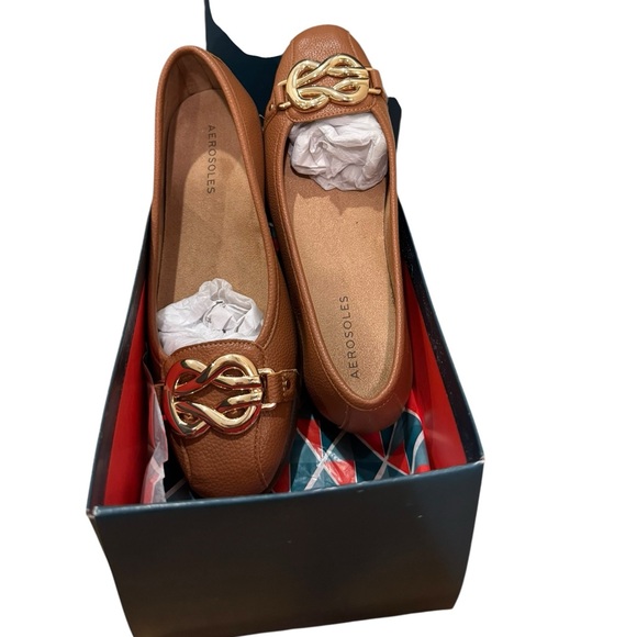 AEROSOLES “Big Bet” Tan Flats with Gold Detail - Picture 2 of 4